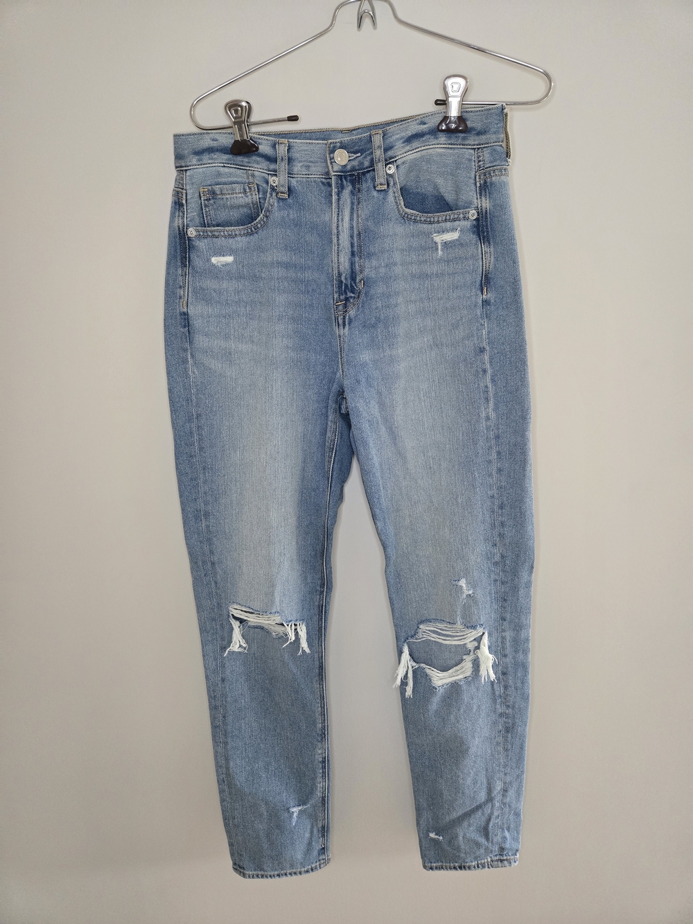 American Eagle Outfitters Light Wash Ripped Mom Jeans (Size 4 Tall)